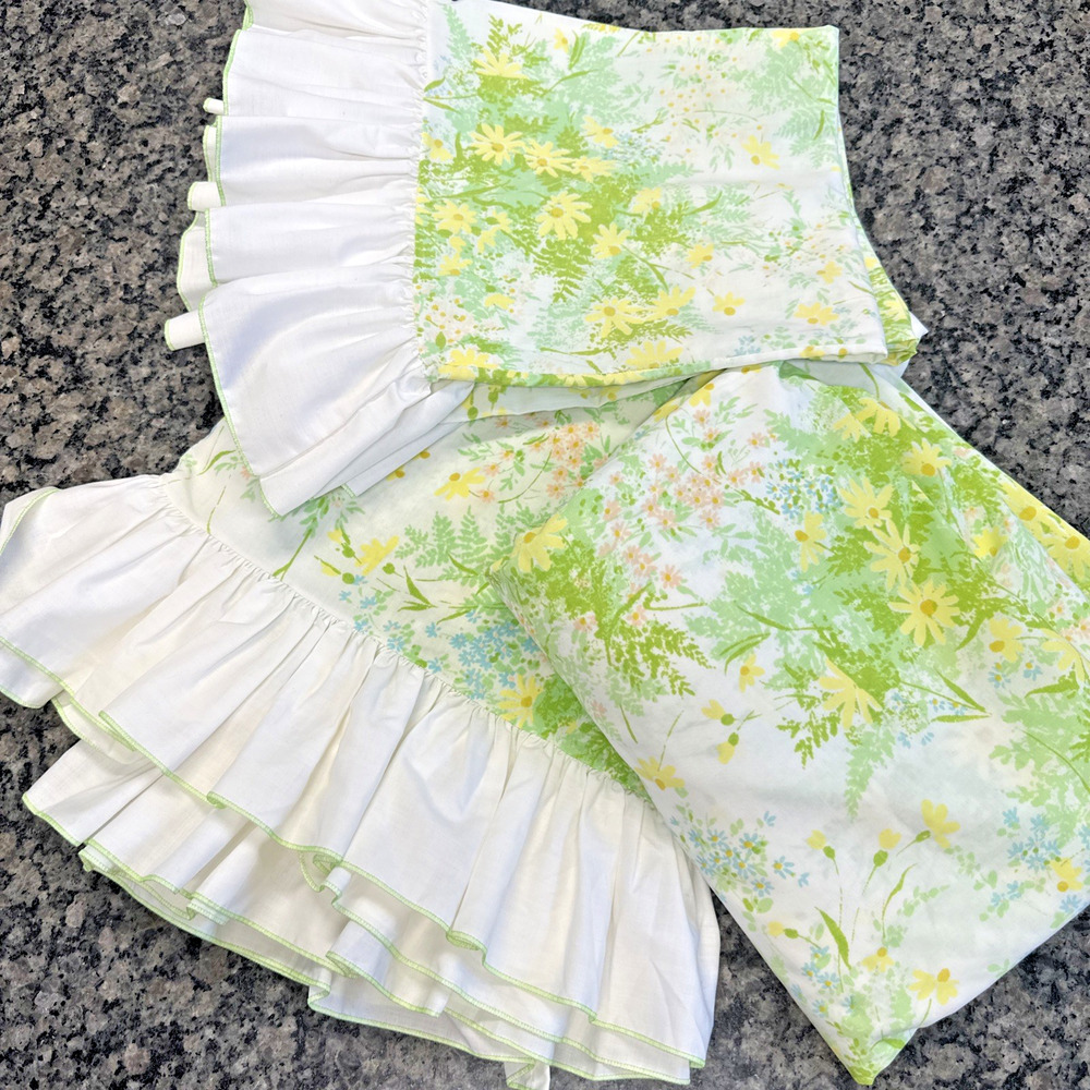 Springmaid Wondercale Queen Sheet Set With Pillow Cases Green Daisy Ruffled